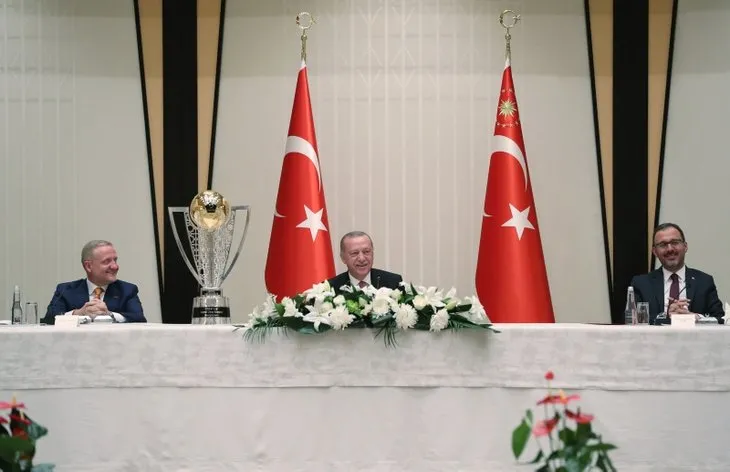 Başkan Erdoğan şampiyon Medipol Başakşehir’i Külliye’de ağırladı