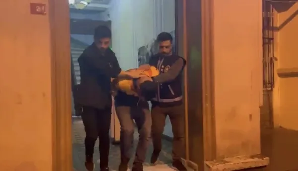 taksimde-ticari-taksi-surucucu-uyusturucuyla-yakalandi-nefes-kesen-operasyon-kameraya-yansidi-1665729484431.jpg Taksim'de nefes kesen operasyon! Ticari taksi sürücüsü uyuşturucuyla yakalandı - 3