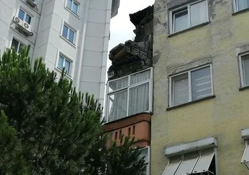 Kartal'a büyük panik! 4 katlı binanın balkonu çöktü