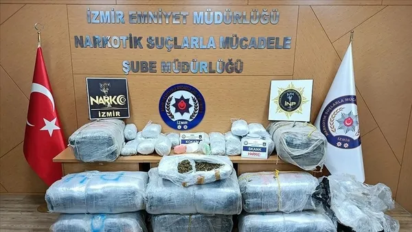 izmirde-uyusturucu-operasyonunda-9-zanli-tutuklandi-1694294038126.jpg İzmir'de uyuşturucu operasyonunda 9 zanlı tutuklandı - 2