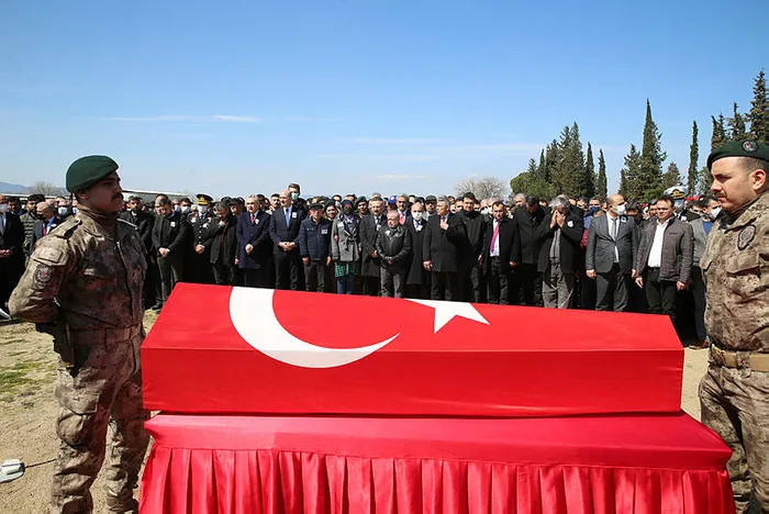 baskan-erdogandan-sehit-necati-aygun-ve-birol-ilinin-ailelerine-bassagligi-1648051644774.jpg Başkan Erdoğan'dan şehit Necati Aygün ve Birol İli'nin ailelerine başsağlığı - 8
