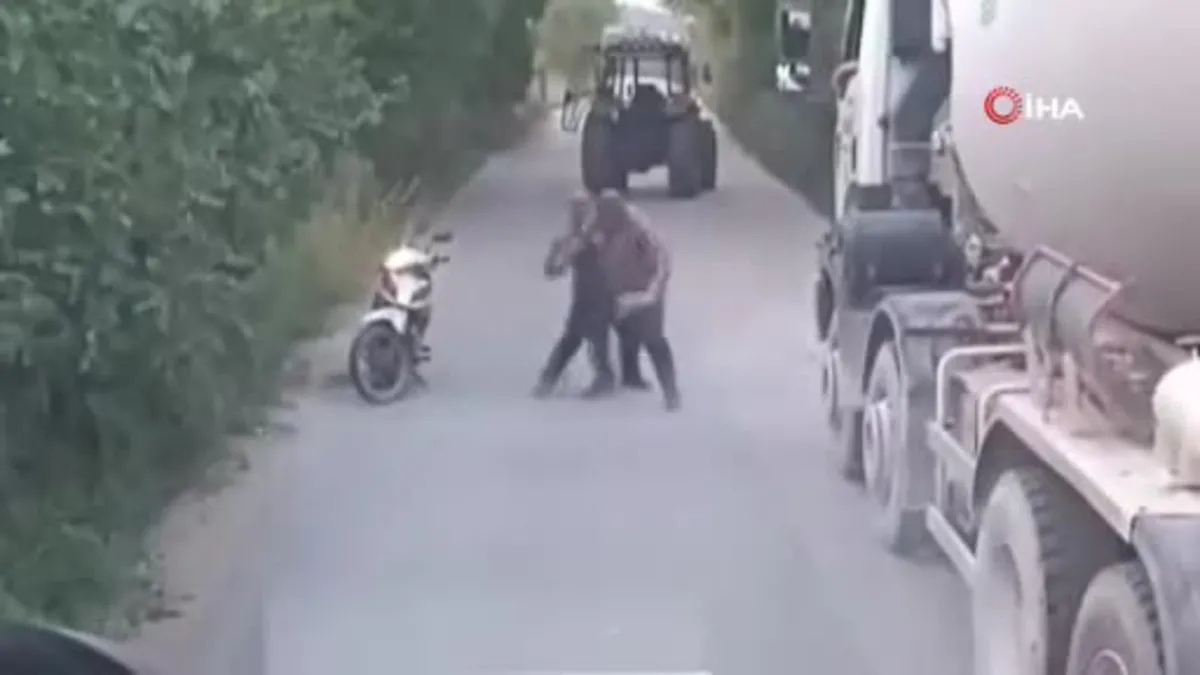 İki sürücünün yol kavgası kamerada