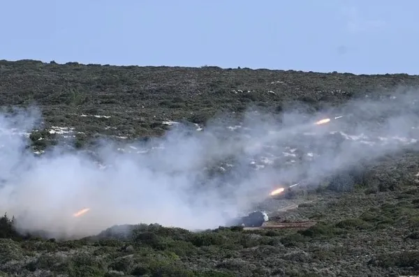Yunanistan ateşle oynuyor! Ege’de yeni tahrik: Rodos ve Midilli’de saldırı helikopterleri, tankçı ve topçu birlikleri...