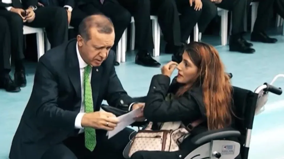 GÖNÜLLERİ BİRLEŞTİREN ANLAR! Başkan Erdoğan’ın “engelli” duyarlılığı