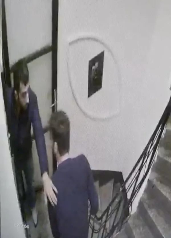 beyoglunda-otel-odasinda-kabusu-yasadi-davet-ettigi-kisi-5-yerinden-bicakladi-o-anlar-kamerada-1642581619756.jpg Beyoğlu’nda otel odasında kabusu yaşadı! Davet ettiği kişi 5 yerinden bıçakladı: O anlar kamerada - 4