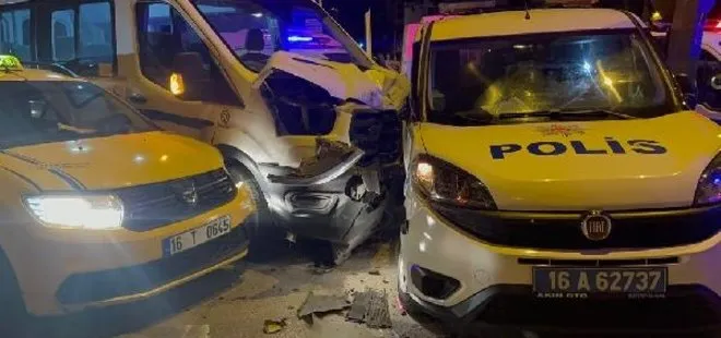 Bursa’da zincirleme kaza! Polis aracı, servis minibüsü ve taksi çarpıştı: 3’ü polis 6 yaralı
