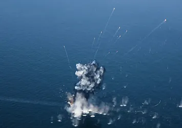 İran tatbikat için Hürmüz Boğazı'nı kapattı