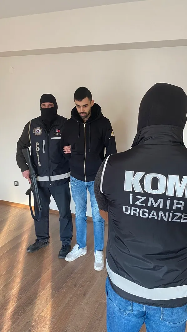 İnterpol tarafından kırmızı bültenle aranan zanlı İzmir’de yakalandı - 2