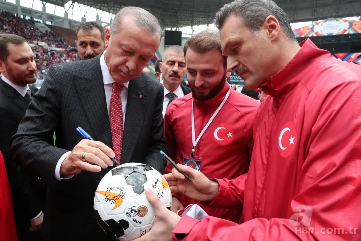 Başkan Erdoğan ünlüler karması maçını başlattı 17