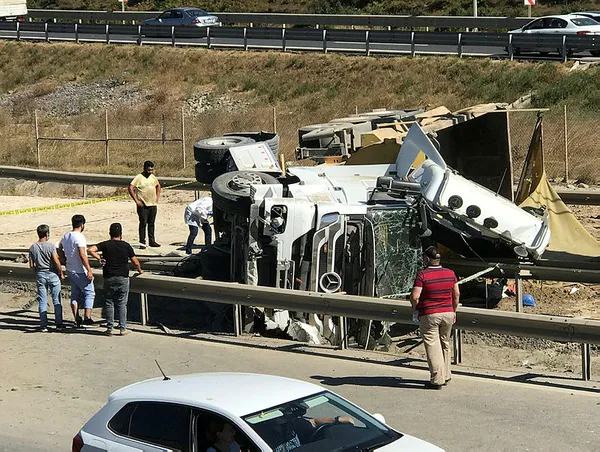 İstanbul Çekmeköy'de faciadan dönüldü! Devrilen tırın sürücüsü hayatını kaybetti - 1