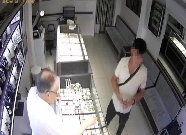 denizlide-akilalmaz-olay-yuzsuz-hirsizin-sosyal-medyada-yaptigi-paylasim-soke-etti-1662624456089.jpg Denizli’de akılalmaz olay! Yüzsüz hırsızın sosyal medyada yaptığı paylaşım şoke etti - 3