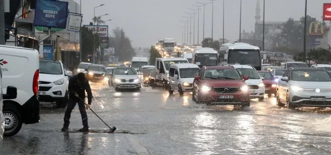 Antalya yağış ve fırtınaya teslim oldu! Cadde ve sokaklar göle döndü