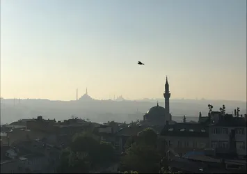 Tarihi camiler sislerin arasında kayboldu
