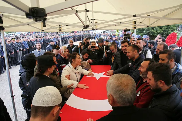 baskan-erdogan-sehit-astsubay-mehmet-gunduzun-ailesine-taziye-1682779128531.jpg Başkan Erdoğan şehit Astsubay Mehmet Gündüz'ün ailesine taziye - 3