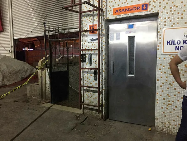 Kırşehir'de asansörde sıkışan Afganlı çocuk öldü - 2