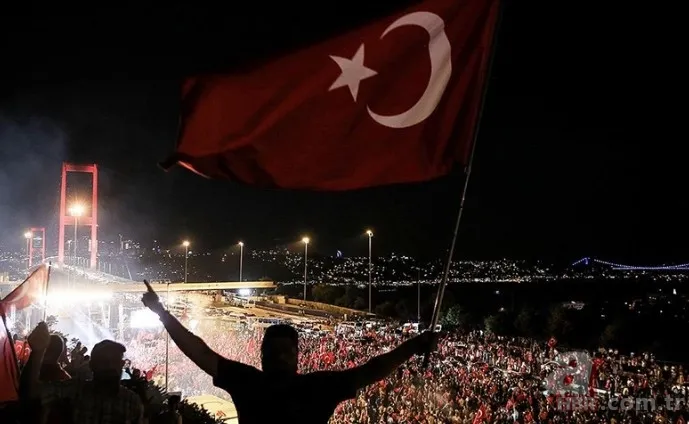 15 Temmuz'da Türkiye genelindeki tüm camilerde sela sesleri yükseldi 2