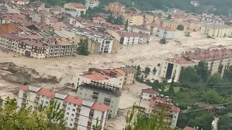 Kastamonu'da sağanak sonrası heyelan! Yollar kapandı, köprüler yıkıldı, araçlar ve iş yerleri su altında