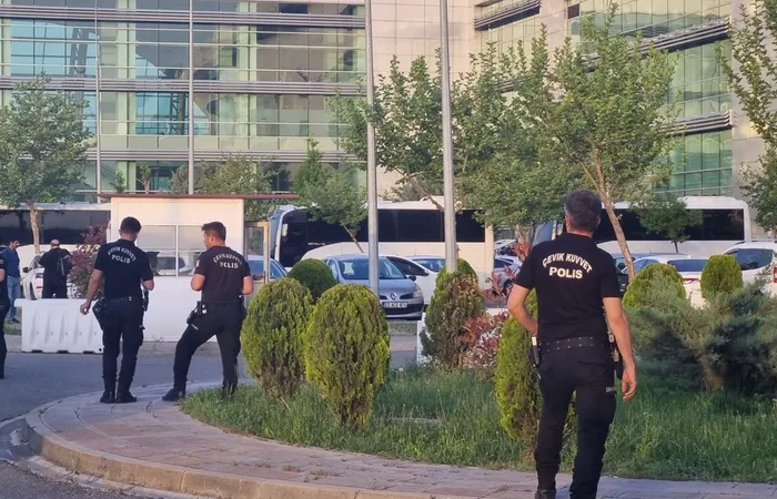 bursaspor-diyarbakira-geldi-zirhli-araclarla-otele-gecti-1714410978141.jpg Bursaspor Diyarbakır’a geldi: Zırhlı araçlarla otele geçti - 4