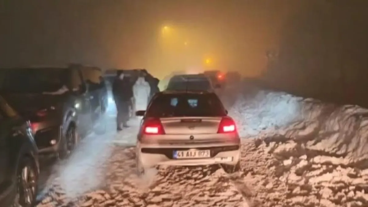 Kar hayatı felç etti! Kartepe'de araçlar mahsur kaldı