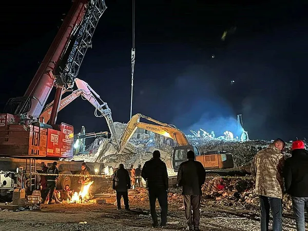 madencilerden-duygu-dolu-mesaj-1676228992584.jpg Deprem için yoğun mesai harcayan madencilerden duygu dolu mesaj: "Ne yazık ki su ve elektrik olmadığından..." - 1