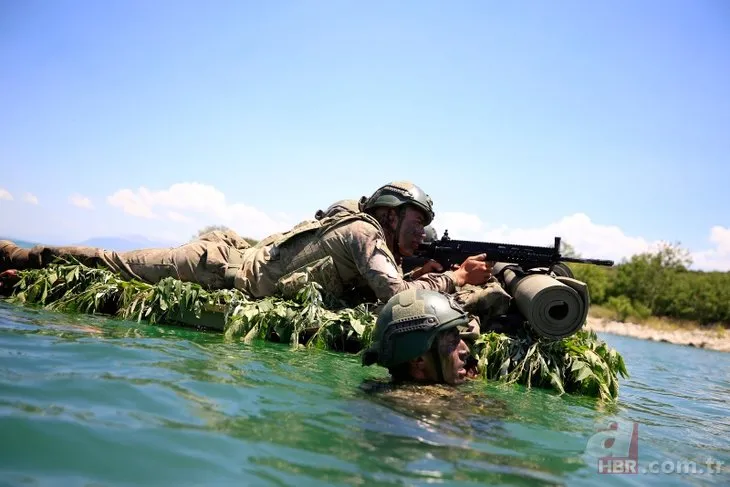 Türk komandosundan ’su üstü harekatı’ kursunda enfes görüntüler! Zorlu eğitim tamamladı