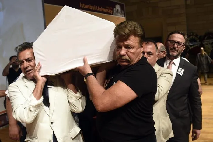 Fikret Hakan için düzenlenen törende salon boş kaldı - 1