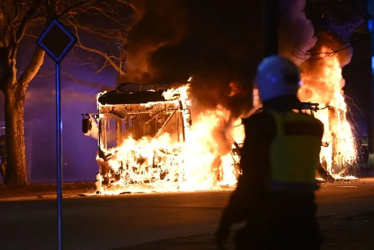 İsveç’te polis koruması altında Kur’an-ı Kerim yakıldı! Ülke yangın yerine döndü