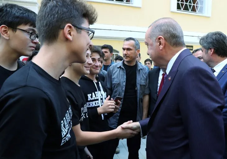 Başkan Erdoğan’ı Ziya Selçuk ile öğrenciler böyle karşıladı