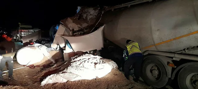 Afyonkarahisar’da TIR ile beton mikseri kafa kafaya çarpıştı: 2 ölü - 1