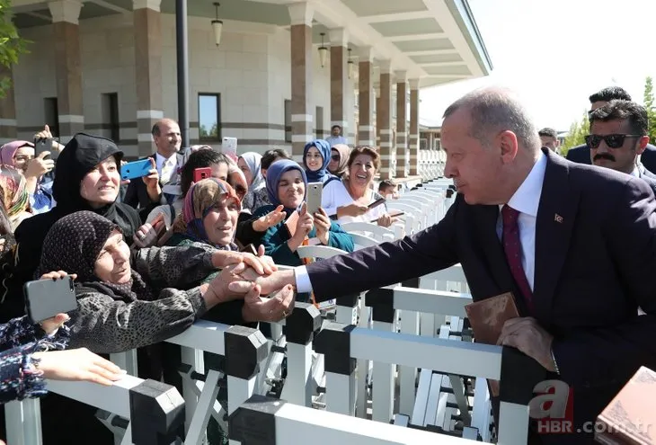 Başkan Erdoğan, cuma namazı çıkışında vatandaşlara kitap dağıttı