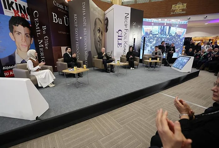 gaziantep-genclik-bulusmasinda-renkli-goruntuler-baskan-erdogan-burasi-mustur-turkusune-eslik-etti-1733685452028.jpeg Gaziantep Gençlik Buluşması'nda renkli görüntüler! Başkan Erdoğan "Burası Muş'tur" türküsüne eşlik etti - 1