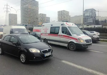Bir kadın seyir halindeki araçtan atladı