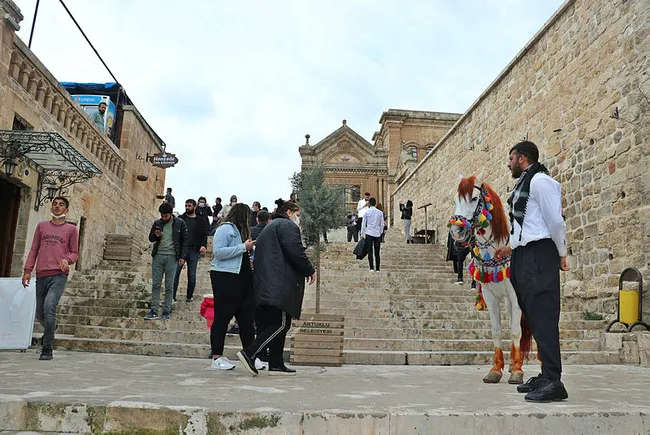 Mardin’de kısıtlamasız hafta sonu! Tarihi mekanlar doldu