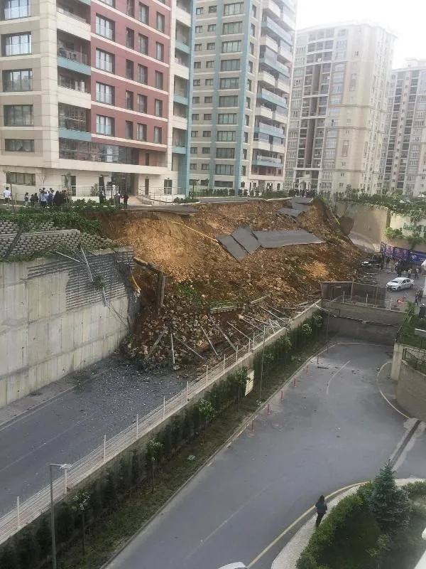 Başakşehir’de istinat duvarı çöktü