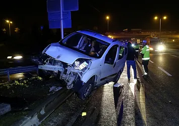 Araç bariyerlere çıkarak durdu; 4 yaralı