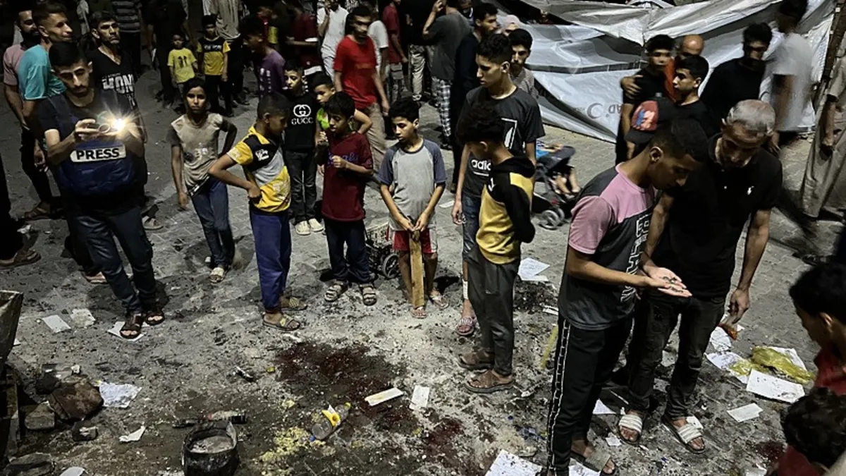 Katil İsrail yiyecek tezgahlarını vurdu! Çok sayıda ölü ve yaralı var