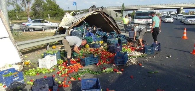 Manavgat’ta iki kamyonet çarpıştı: Meyveler ve sebzeler yola saçıldı