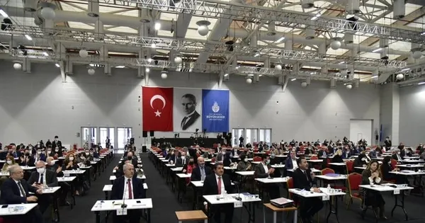 İstanbul Büyükşehir Belediyesi’nin yardımları şov olarak kaldı: On binlerce koli çürümeye terk edildi