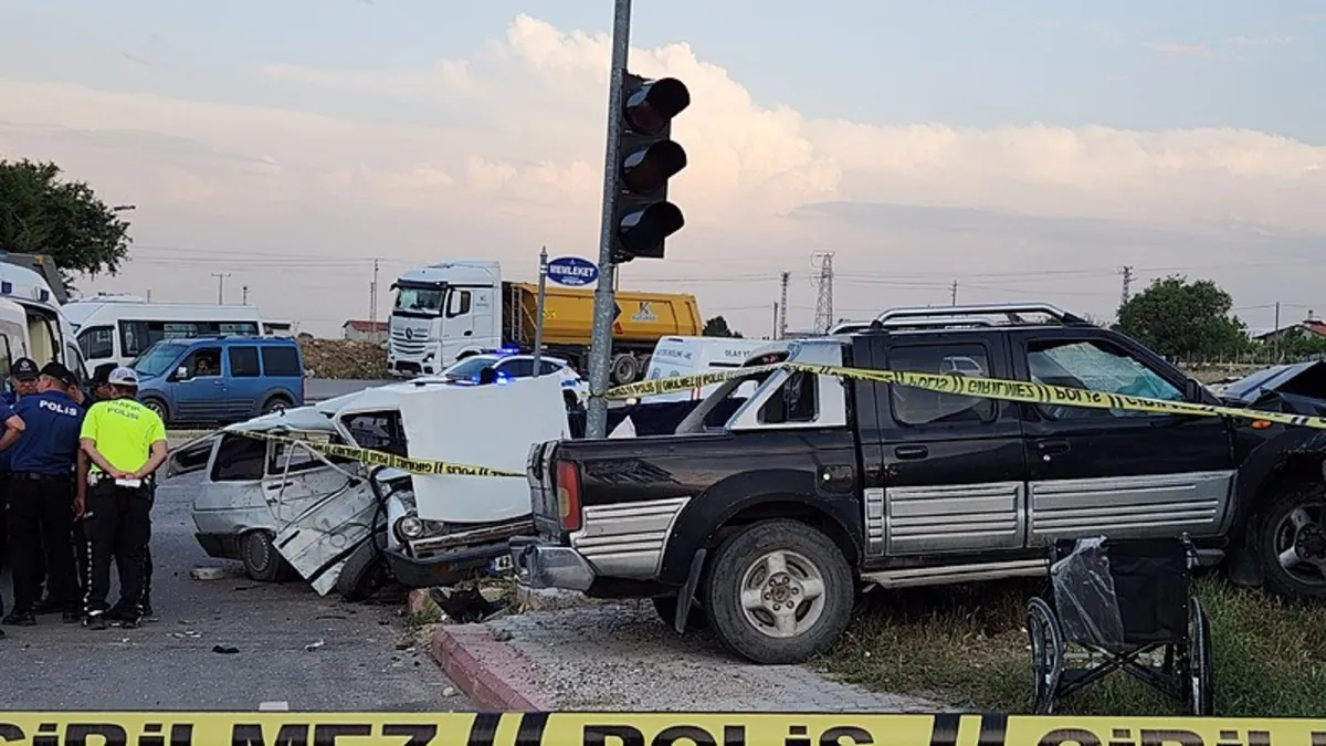 Konya'da katliam gibi kaza! Otomobil ile kamyonet çarpıştı: Ölü ve yaralılar var