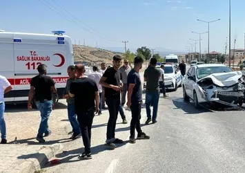 Adıyaman’da iki otomobil çarpıştı: 2 yaralı