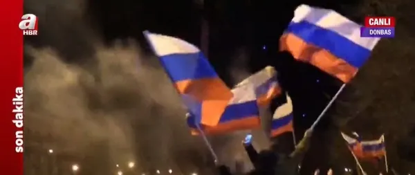 donetsk-ve-luhanskta-buyuk-kutlama-bagimsizlik-haberi-sonrasi-rus-bayraklariyla-sokaga-ciktilar-1645473220615.jpg Donetsk ve Luhansk'ta büyük kutlama! Bağımsızlık haberi sonrası Rus bayraklarıyla sokağa çıktılar! - 1