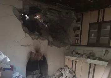Adana'da yağış sonrası dehşet! Dev kaya eve düştü bir anda harabeye döndü