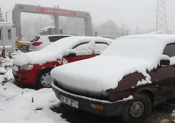 Kırklareli'nde kar yağışı etkili oluyor