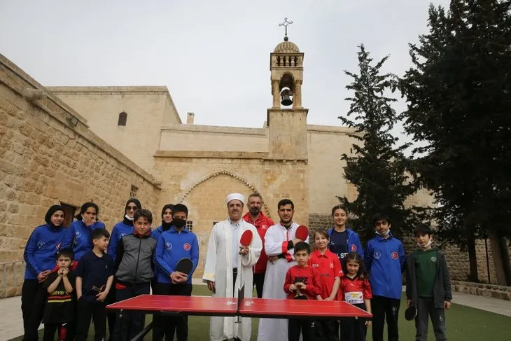 Mardin’de tarihi caminin avlusunda yürekleri ısıtan görüntüler