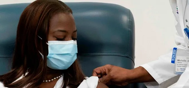 ABD’de ilk Pfizer-BioNTech Covid-19 aşısı siyahi hemşire Sandra Lindsay’e yapıldı