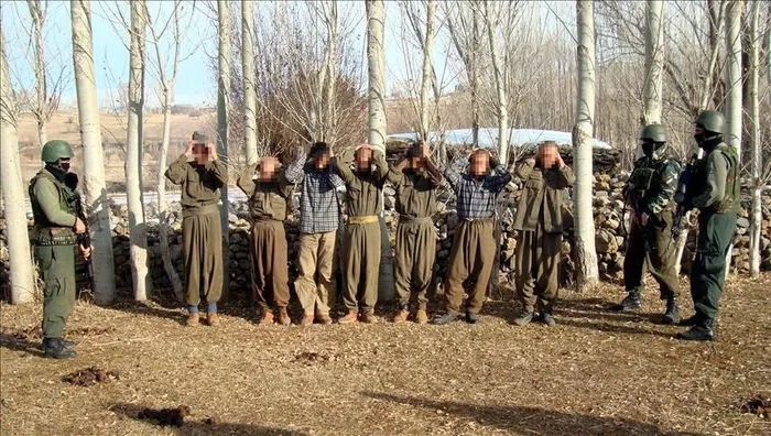 terorsuz-turkiyede-yeni-asama-iste-yeni-asamanin-yol-haritasi-devlet-724-takipte-1747107556073.jpeg PKK’lı teröristin teslim olma anı (AHABER)