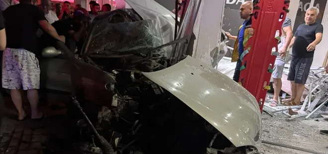 Adana'da direksiyon hakimiyetini kaybeden sürücü mağazaya daldı
