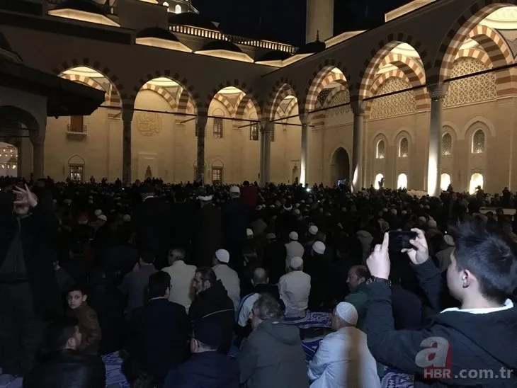 Büyük Çamlıca Camii'nde tarihi kalabalık!