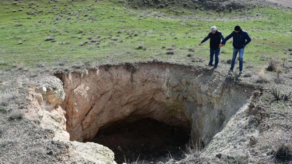 Sivas'ta ürküten görüntü! Asrın felaketinin ardından oluştu: Derinliği 5 metre