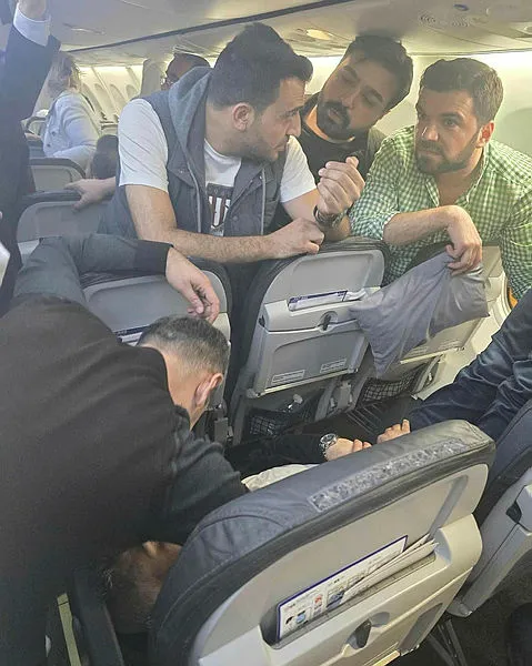 AK Partili vekil uçakta kalbi duran yolcuya müdahale etti - 2
